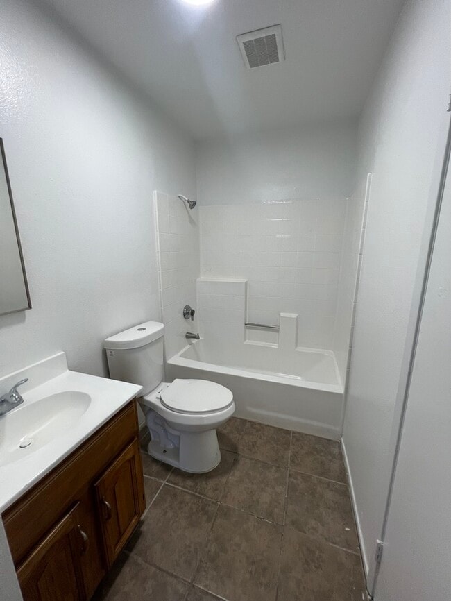 Building Photo - 2 Bed 2 bath 2 Car Garage In Bellflower