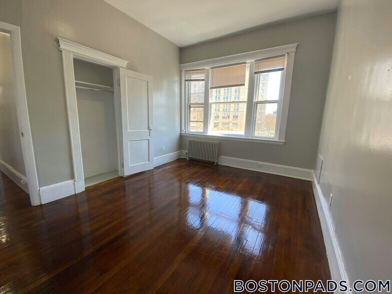 Building Photo - 447 Park Dr