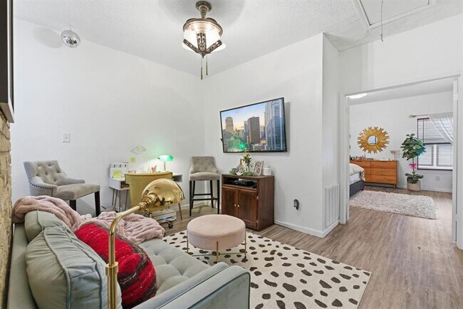 Building Photo - 10819 Crown Colony Dr