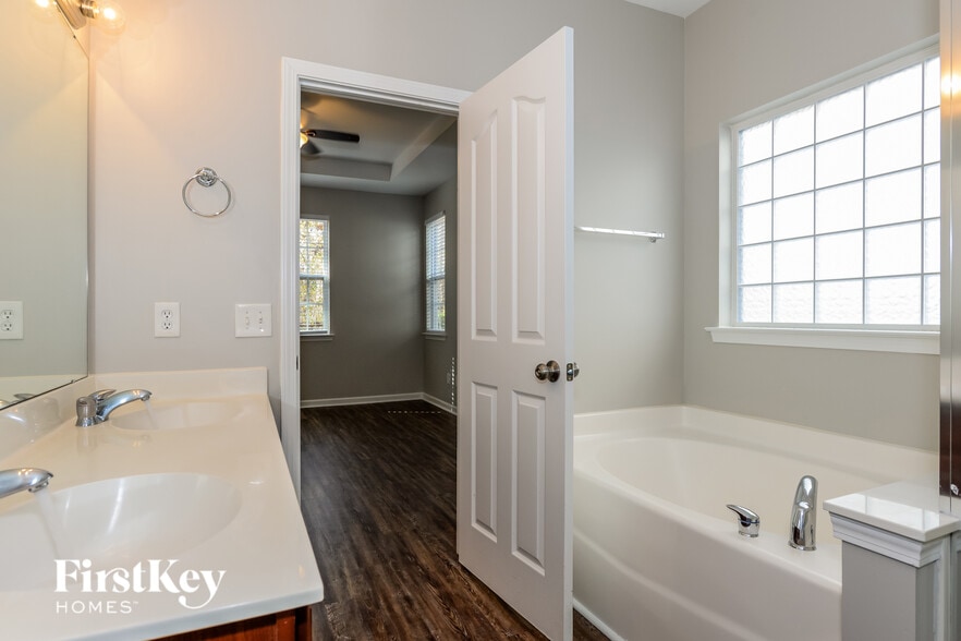 Building Photo - 16520 Kettlewell Ln