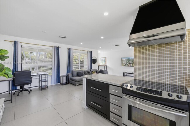 Building Photo - 1709 SW 5th Pl