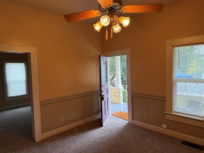 Building Photo - 3 Bedroom 1.5 Bath Downtown Dixon *STAR RENTALS