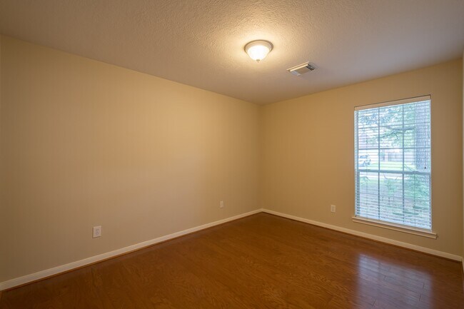 Building Photo - 16015 Lausanne Dr