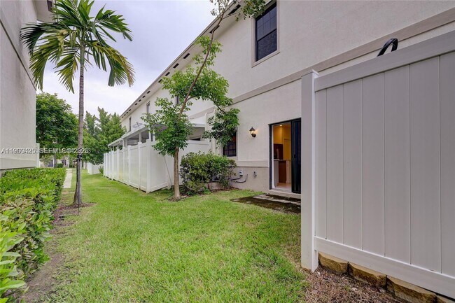 Building Photo - 1170 SW 7th Ct