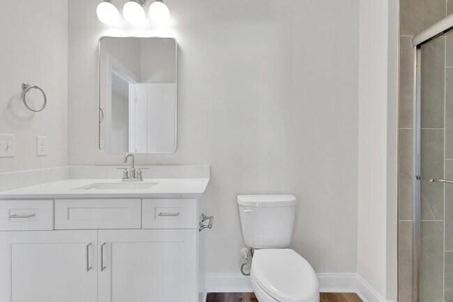 Building Photo - Beautiful 4BR 2.5BA Home w/ Full Appliance Kitchen • Garage Parking •