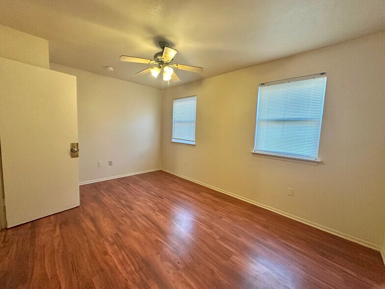 Building Photo - 2116 Manson Ave