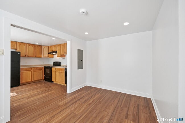 Building Photo - 14 Center Ave