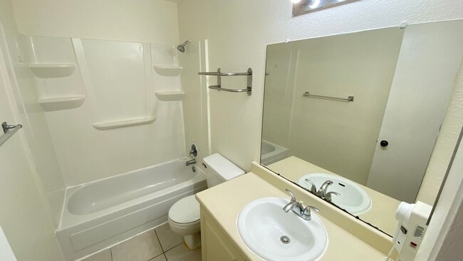 Building Photo - 2 Bedroom, 2 Bath in Kissimmee!