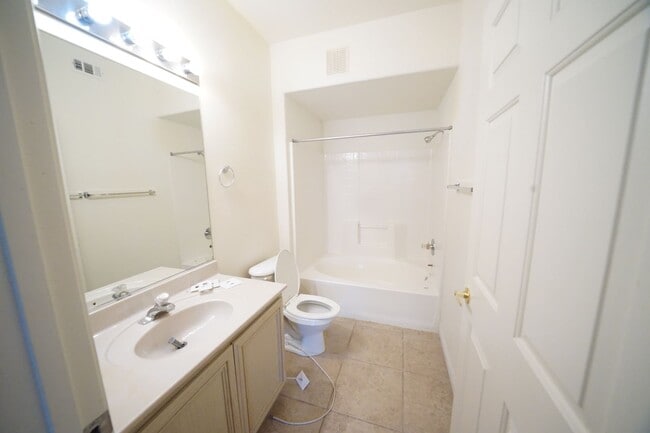 Building Photo - SHOWINGS AVAILABLE NOW