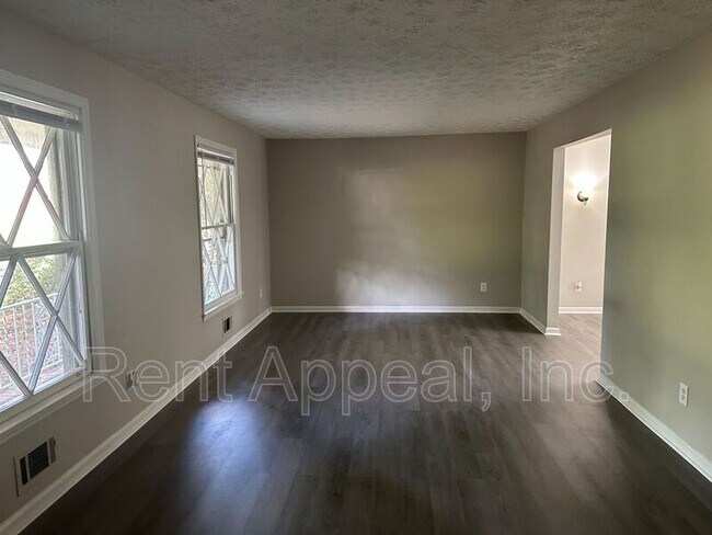 Building Photo - 872 Holly Hedge Rd