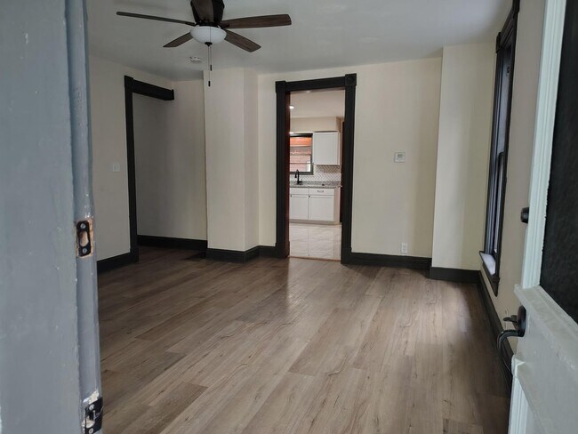 Building Photo - 3 Bed, 1.5 Bath home– Move-In Ready!