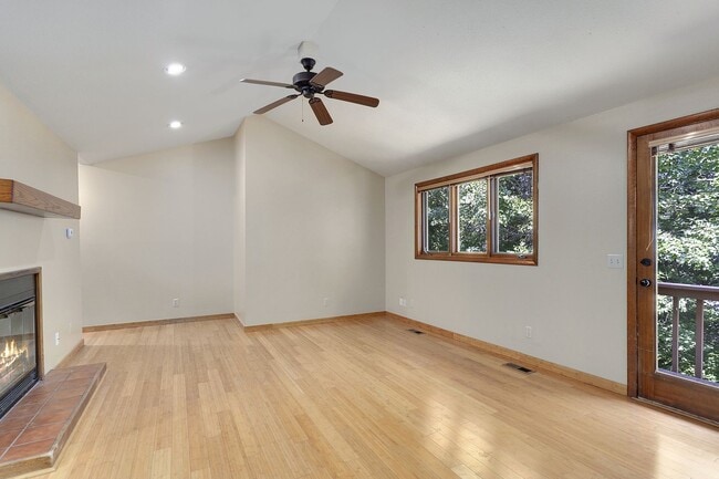 Building Photo - 2 Bedroom/1.5 Bathroom Duplex - ASK ABOUT ...
