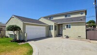 Building Photo - 5 Bed 3 Bath House With Amazing Salt Water Pool!