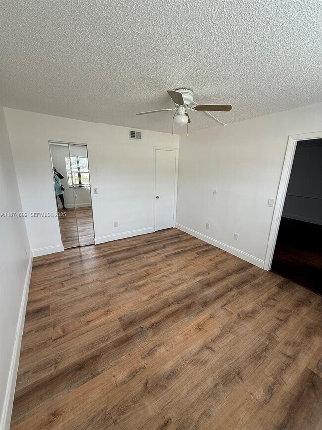 Building Photo - 862 NE 209th St