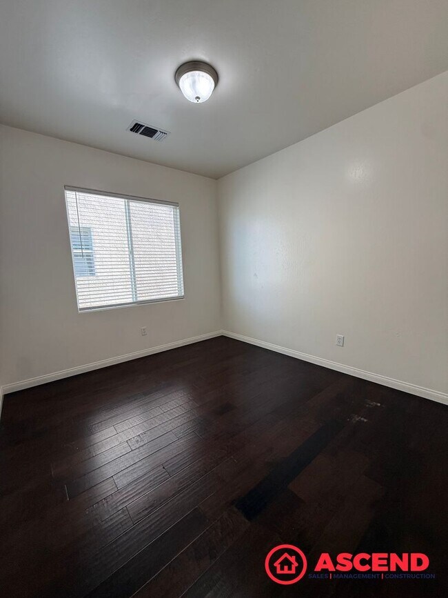 Building Photo - Beautiful 4 Bedroom Located in HOA!