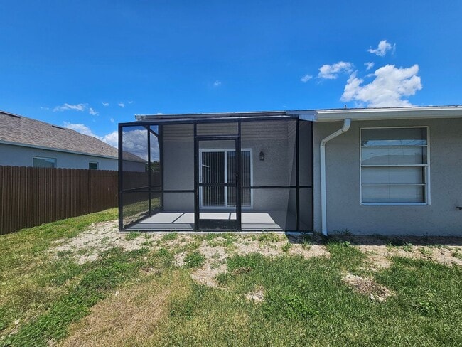 Building Photo - Pet Friendly Updated GREAT home in the area of Trafalgar and Skyline close to boat ramp and park!
