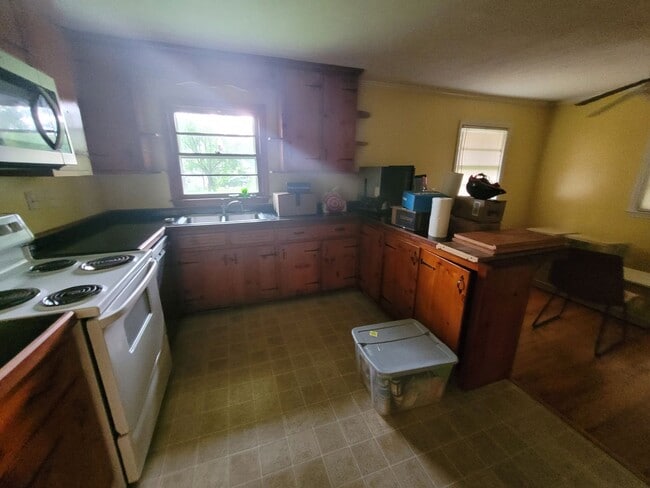 Building Photo - Charming Carrboro Classic | 3-Bedroom Home Steps from Downtown!