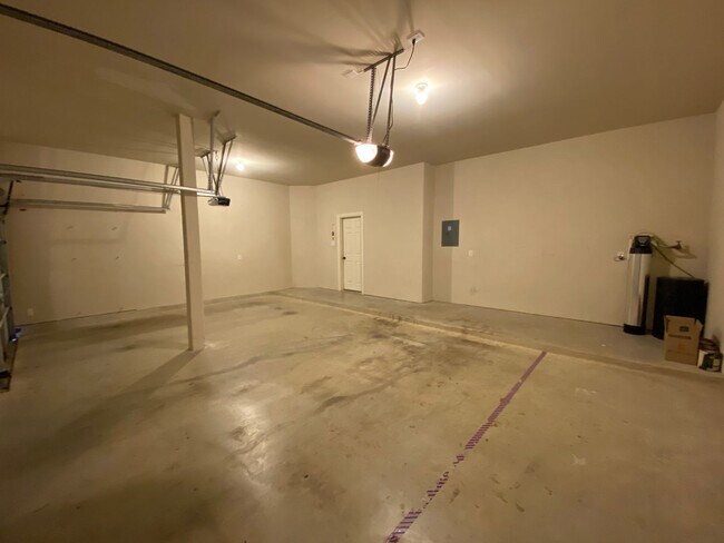 Building Photo - July Move-In Special