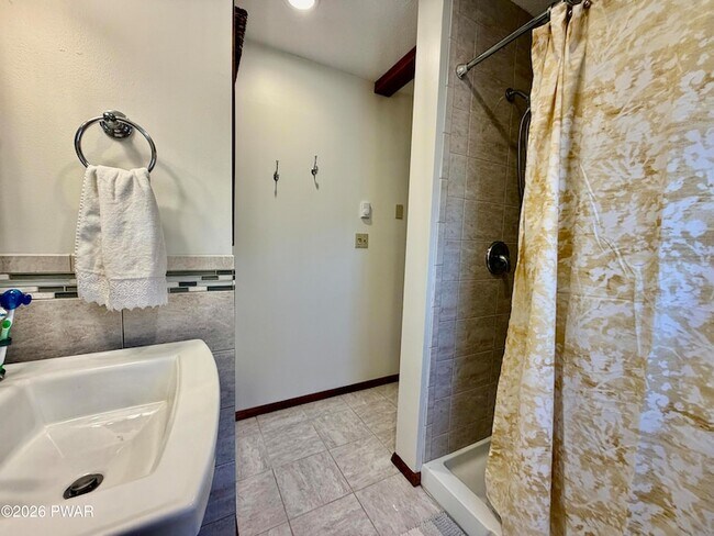 Building Photo - 811 Paddock Ct