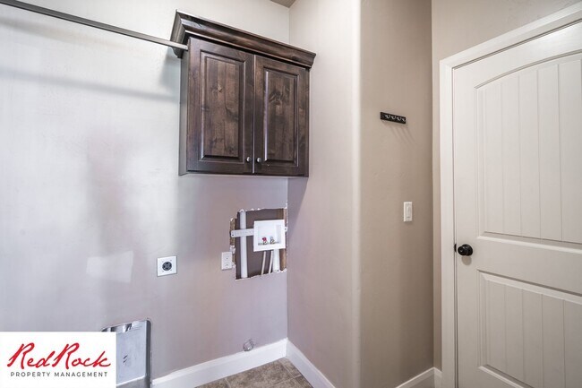 Building Photo - Modern 4 Bedroom Townhome Near Pools, Parks & Pickleball!