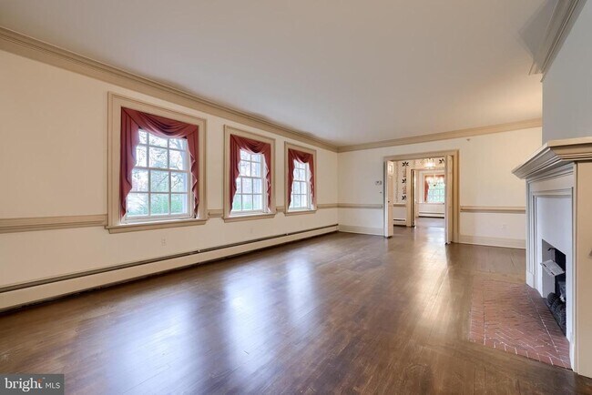 Building Photo - 226 E Caracas Ave