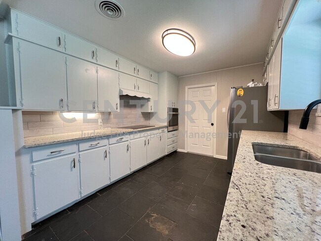 Building Photo - Beautifully Refreshed 3/2/2 in Fort Worth ...