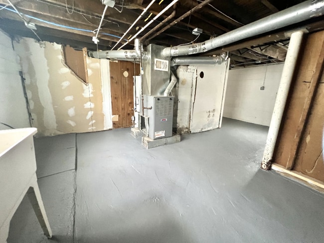 Building Photo - 11710 Longmead Ave