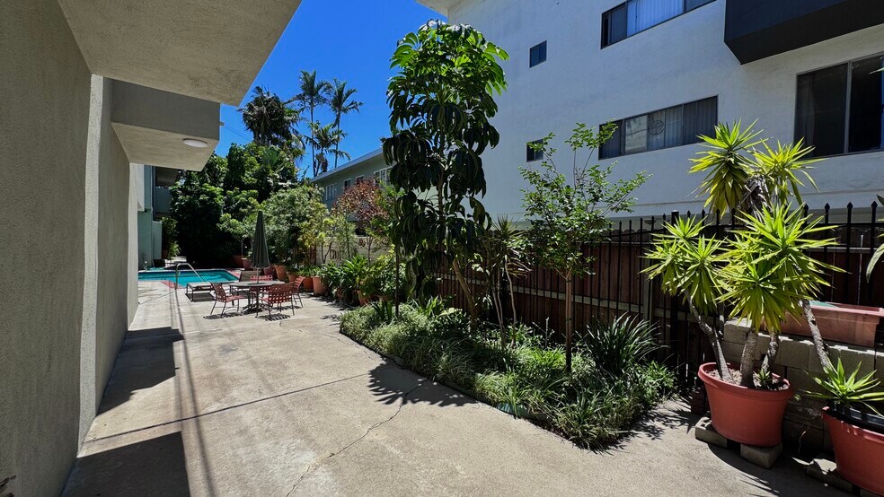 Building Photo - 645 Westmount Dr