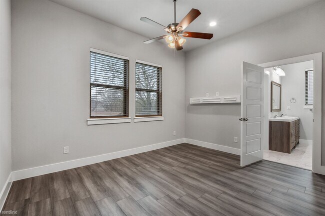 Building Photo - 4 br, 4 bath Duplex - 204 North Getzendane...