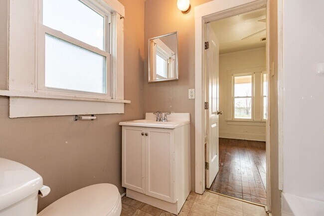 Building Photo - 2 Bedroom Cottage for Lease