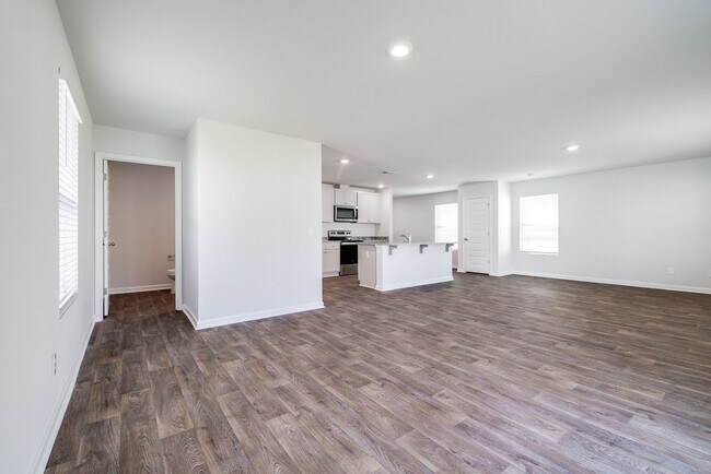 Building Photo - Spacious 4-Bedroom Home in Sought-After Lo...