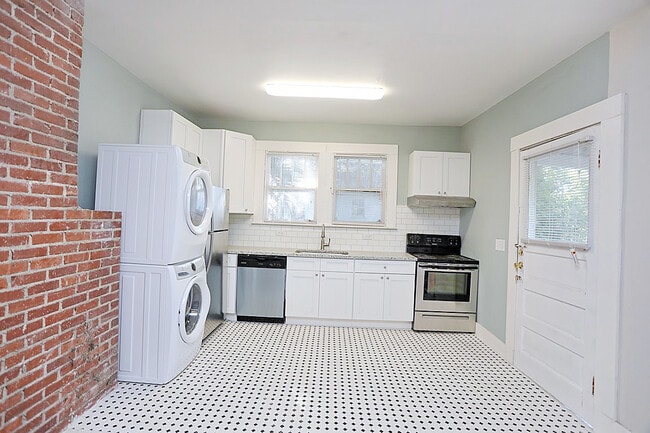 Building Photo - Renovated Single Family