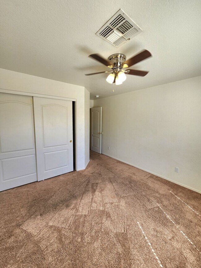 Building Photo - Beautiful 3 Bed/2 Bath with Pool!