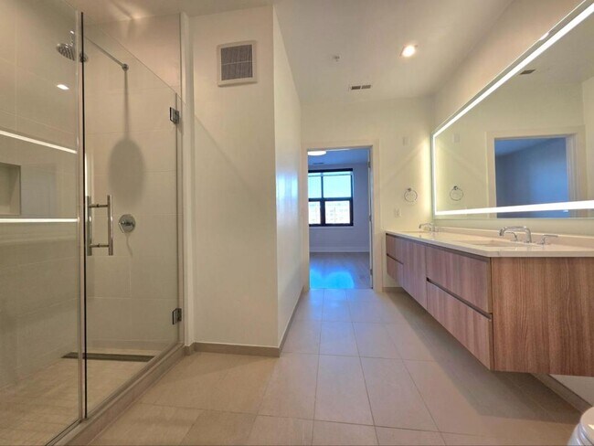 Building Photo - 737 Swann Ave