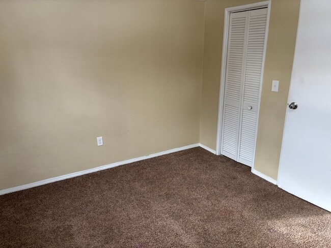 Building Photo - 3 Bedroom House