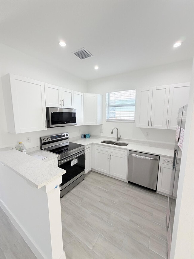 Building Photo - 416 NE 12th Ave