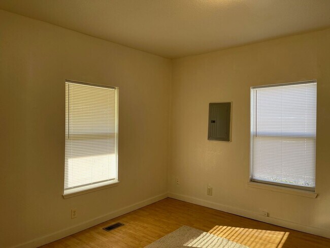 Building Photo - Adorable 3 Bedroom Home