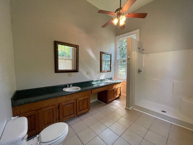 Building Photo - 984 Magnolia St