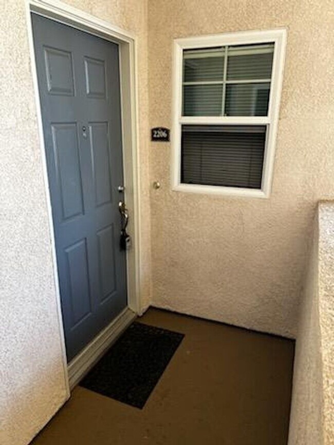 Building Photo - Upper Unit 2 Bedroom Condo in Gated Commun...