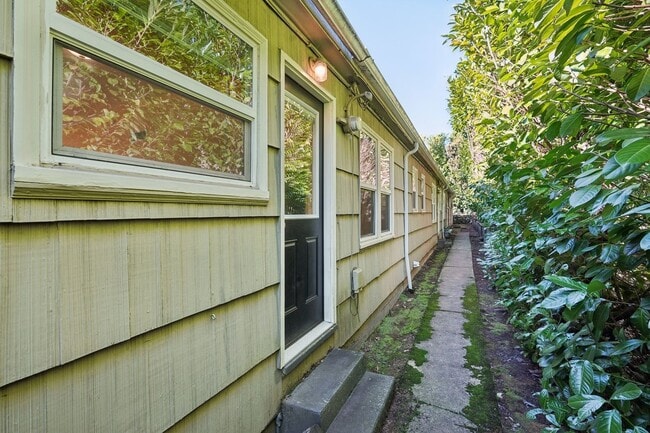 Building Photo - $500.00 off 2nd Months Rent!