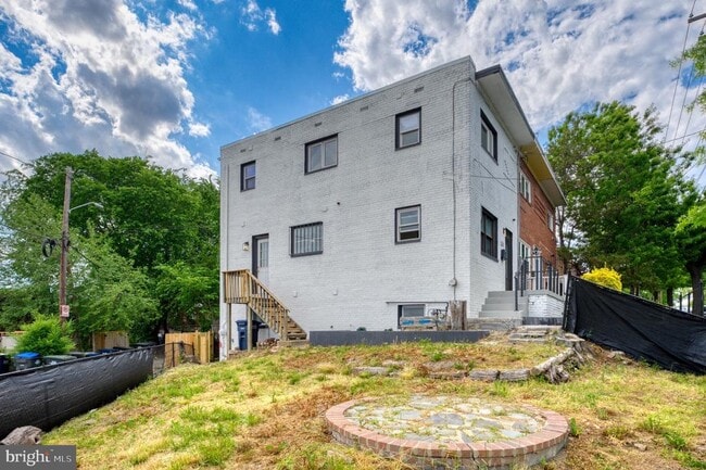 Building Photo - 5710 Eastern Ave NE