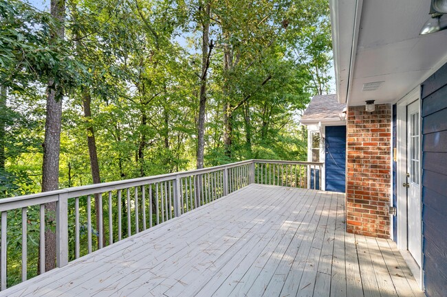 Building Photo - 555 Benson Dr