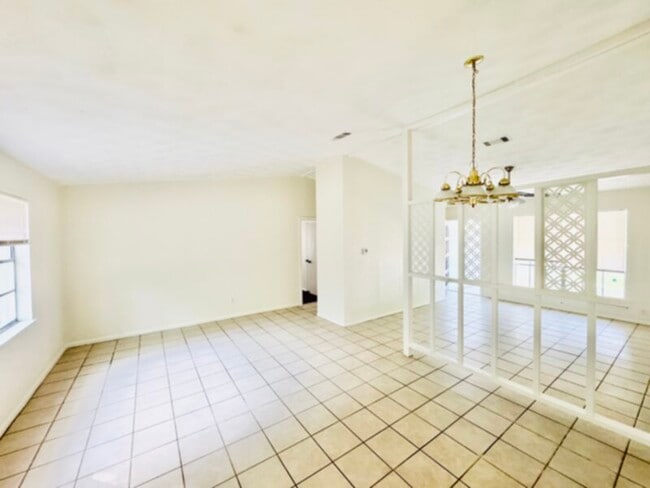 Building Photo - ****2 BEDROOM IN DALLAS WITH LARGE GARAGE ...