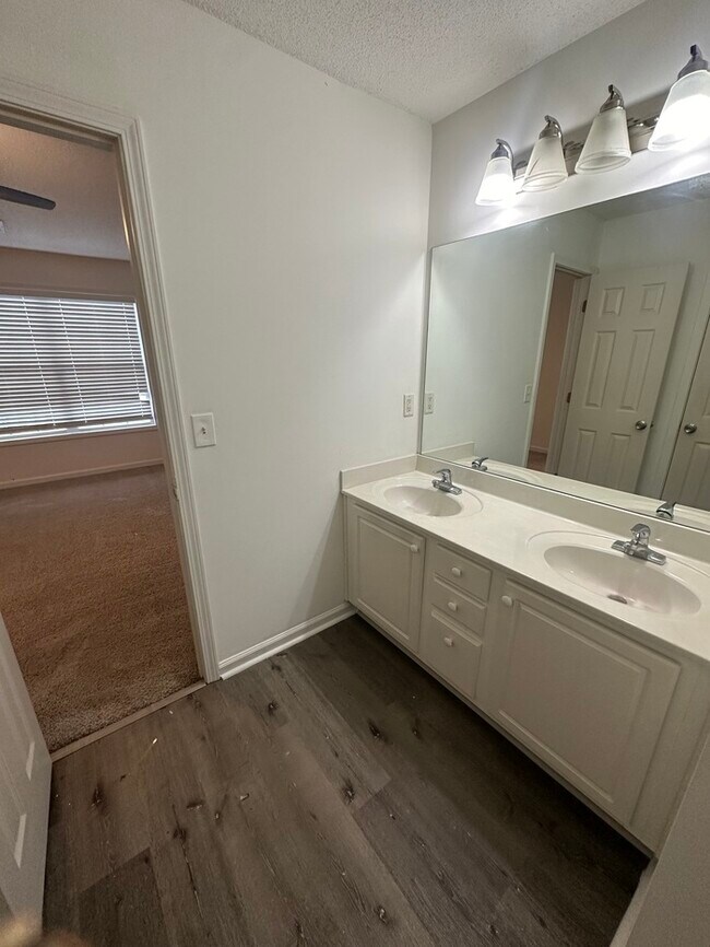 Building Photo - 105 Crestfield Cir