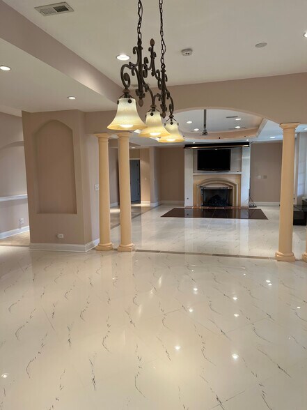 Living area - 7N201 Windsor Dr