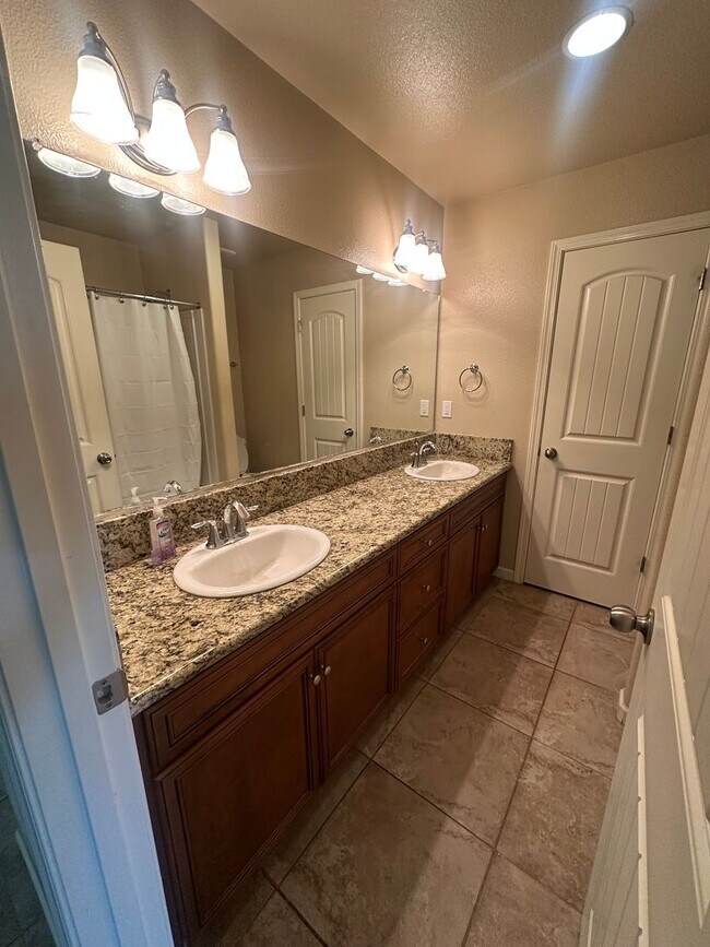Building Photo - 4 bedroom 2 bath home in quiet Hanford nei...