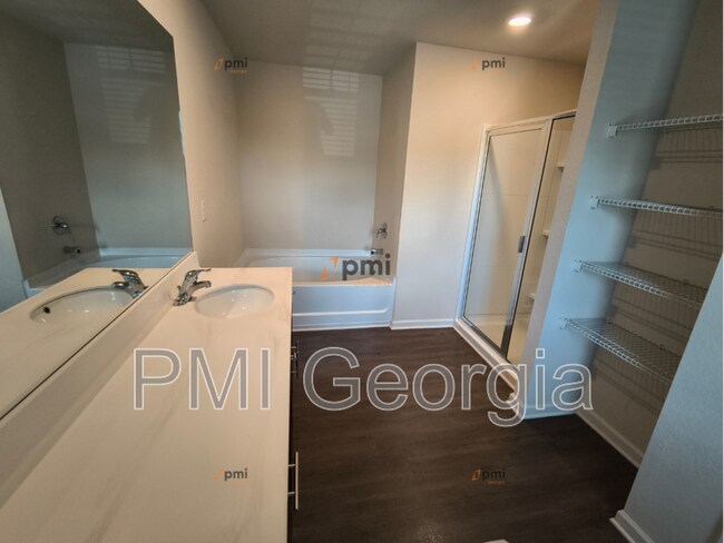 Building Photo - 3541 Falconwood Dr