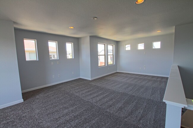 Building Photo - 5 bed 3.5 bath home in the Meadows
