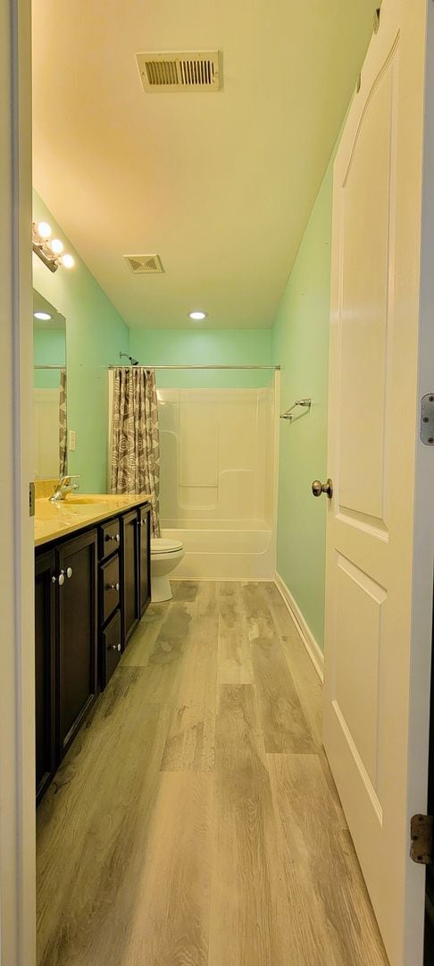 Building Photo - Large 4 bedroom 3 1/2 bath home that backs up to the 15th green in Magnolia Green.