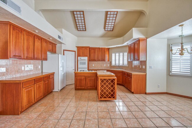 Building Photo - 6912 Crown Ridge Dr